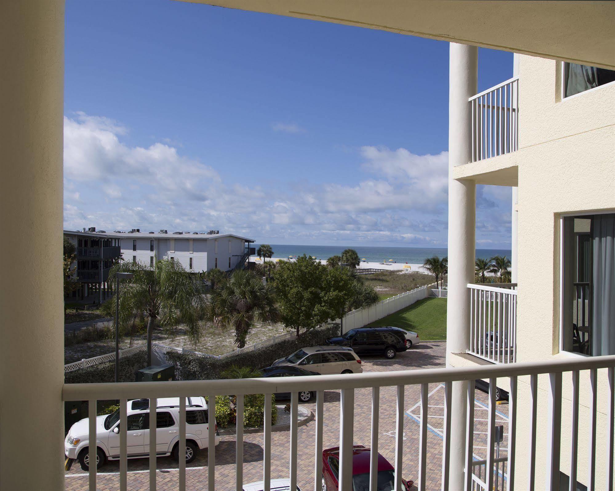 Sunset Vistas Two Bedroom Beachfront Suites St. Pete Beach Extérieur photo